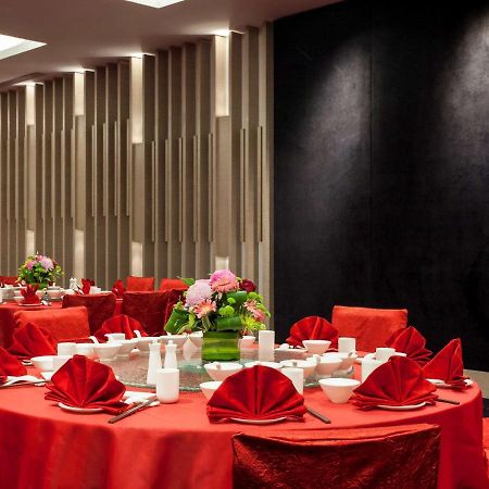 Hotel Pullman Miri Waterfront Exterior foto A banquet hall in a hotel