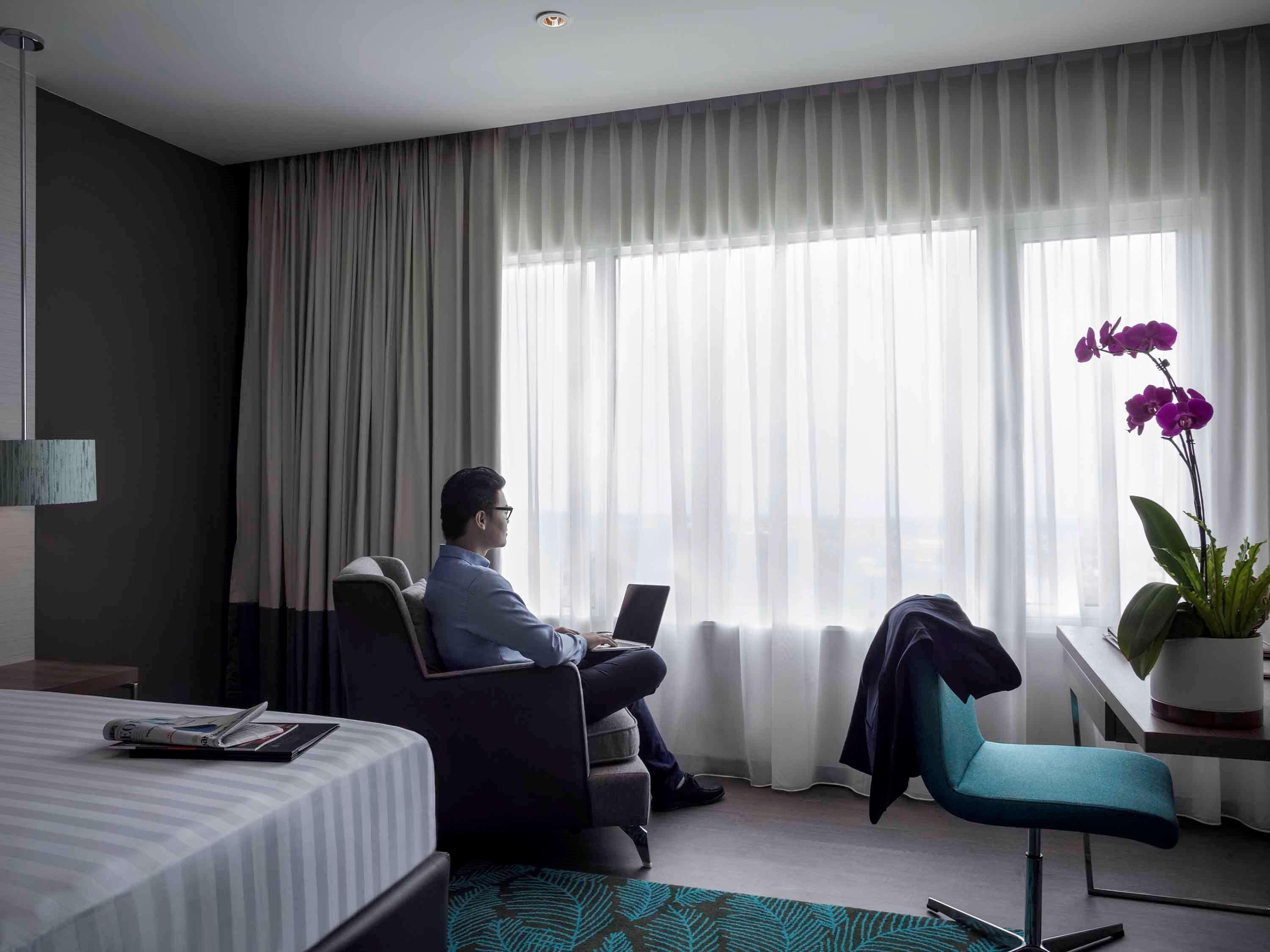 Hotel Pullman Miri Waterfront Exterior foto A room at the hotel