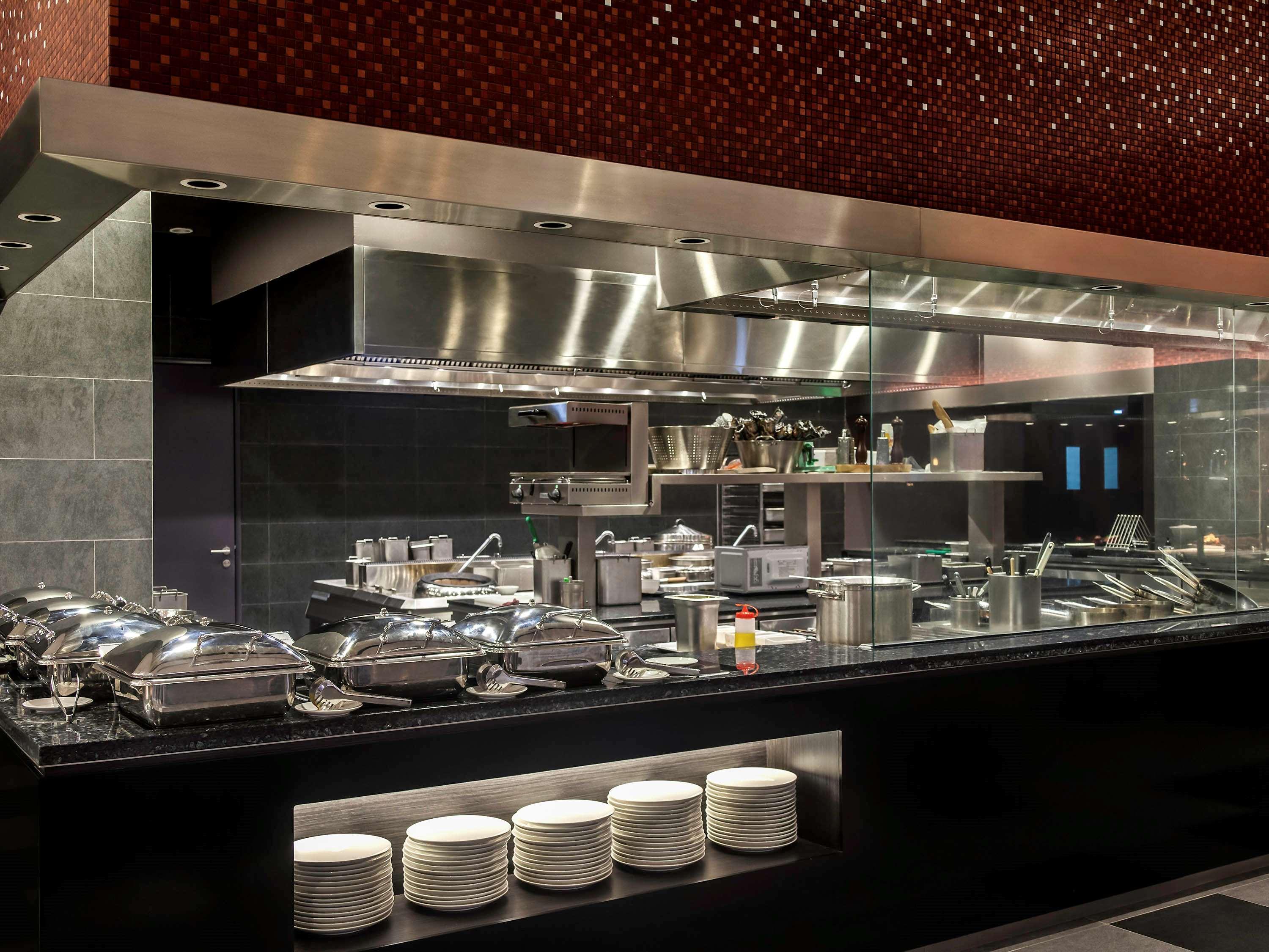 Hotel Pullman Miri Waterfront Exterior foto A buffet at a restaurant