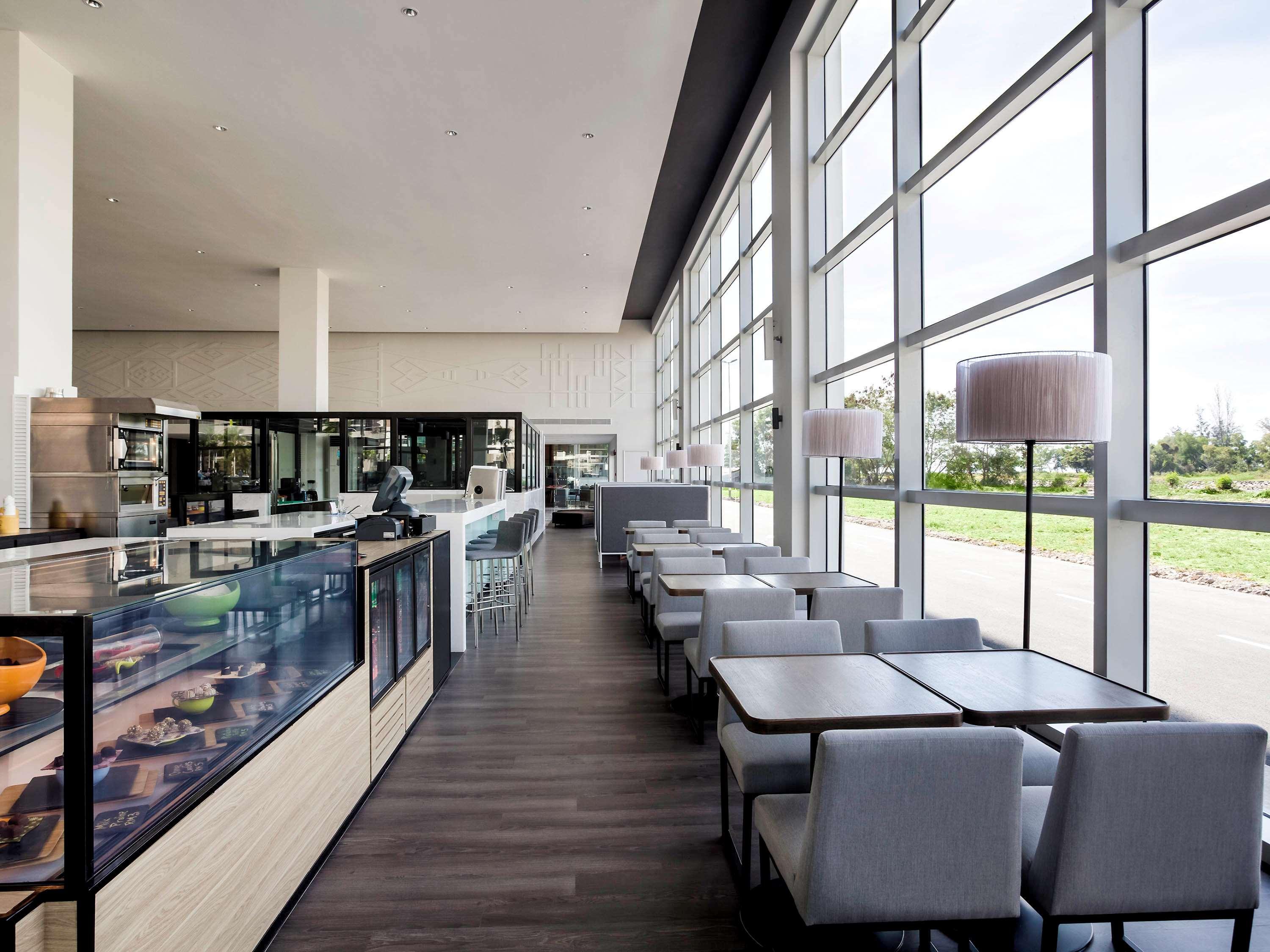 Hotel Pullman Miri Waterfront Exterior foto The interior of the restaurant
