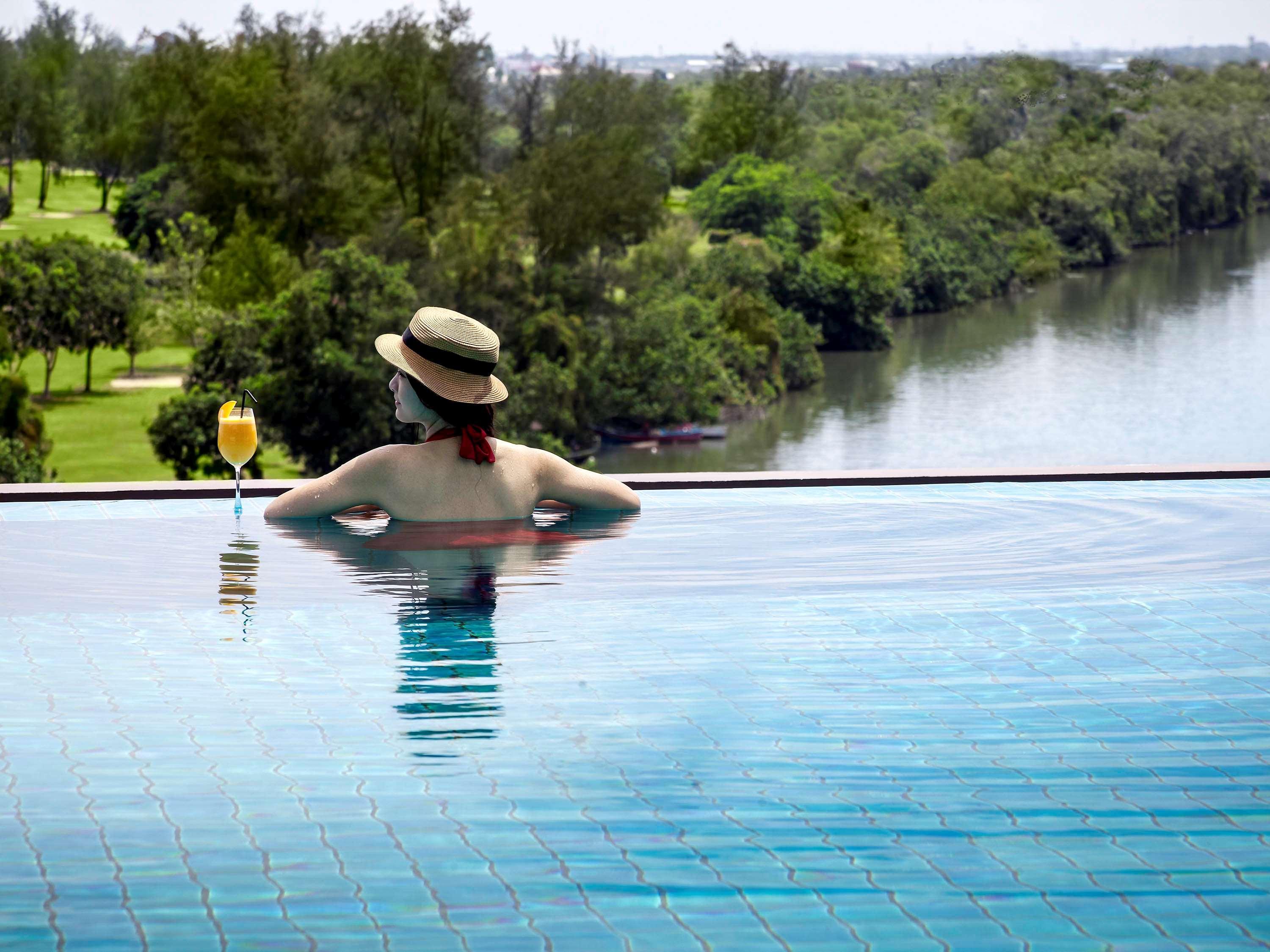 Hotel Pullman Miri Waterfront Exterior foto Infinity pool at The Riverine Resort
