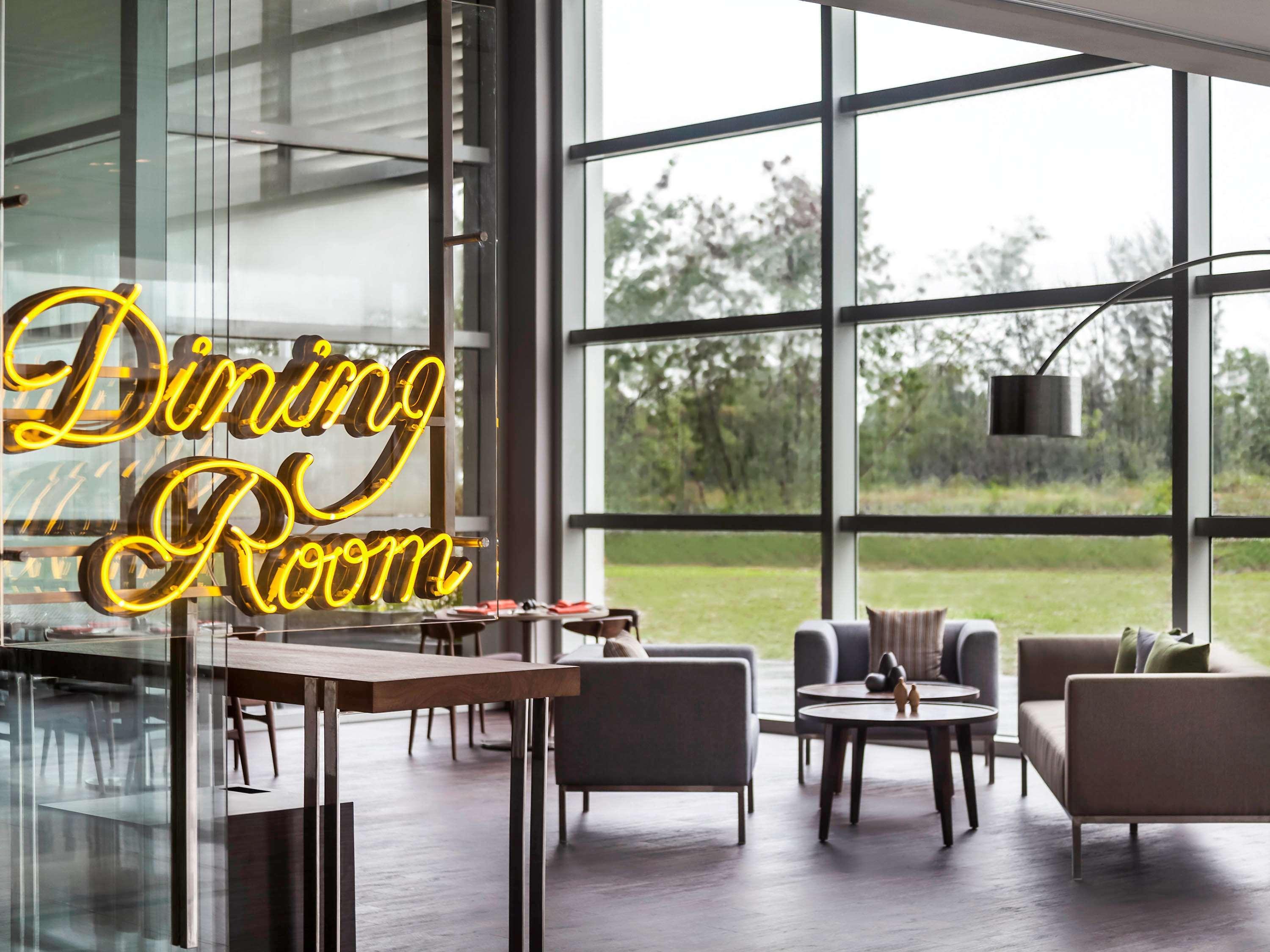 Hotel Pullman Miri Waterfront Exterior foto Dining Room