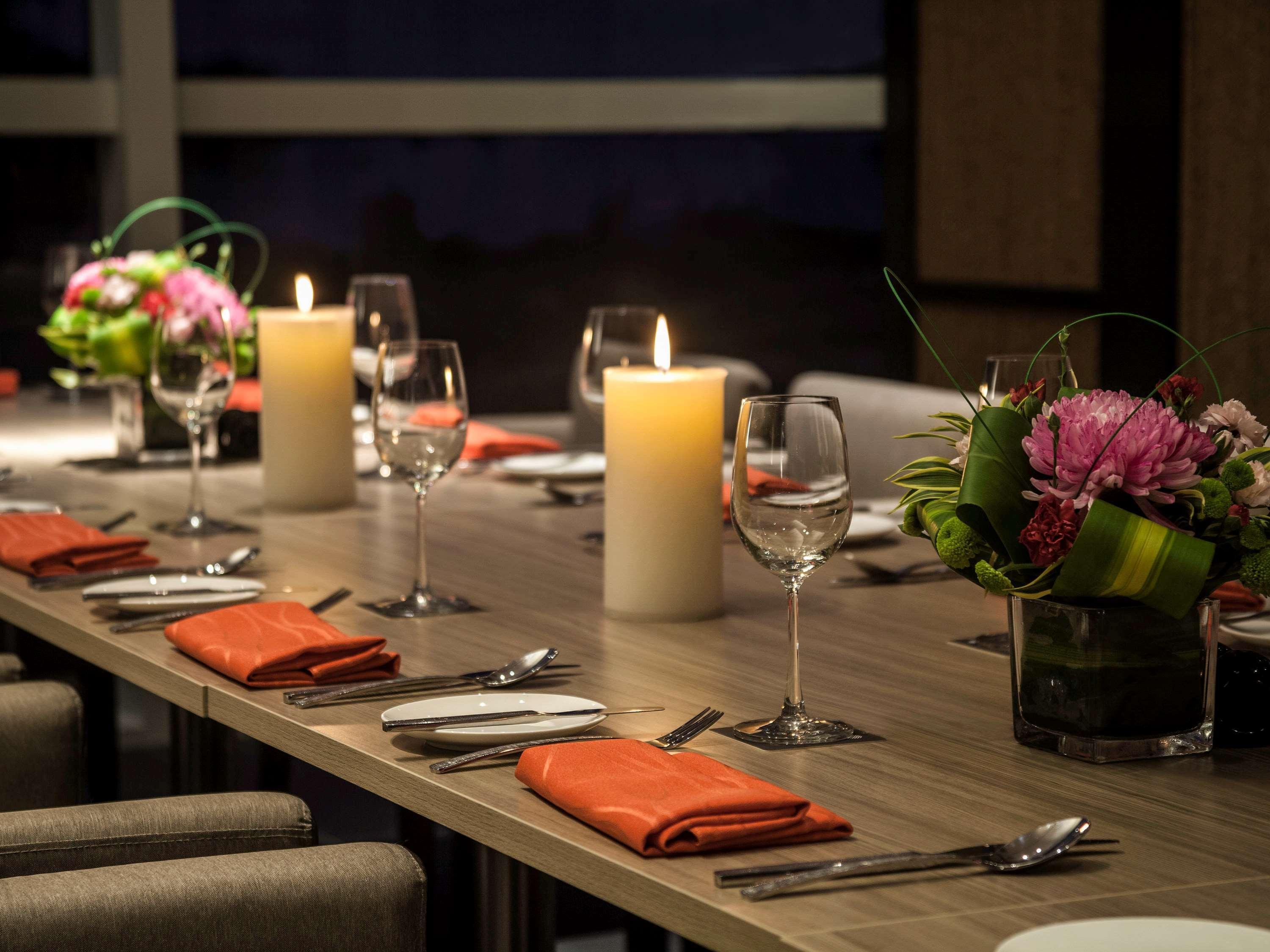 Hotel Pullman Miri Waterfront Exterior foto A table set for a meal