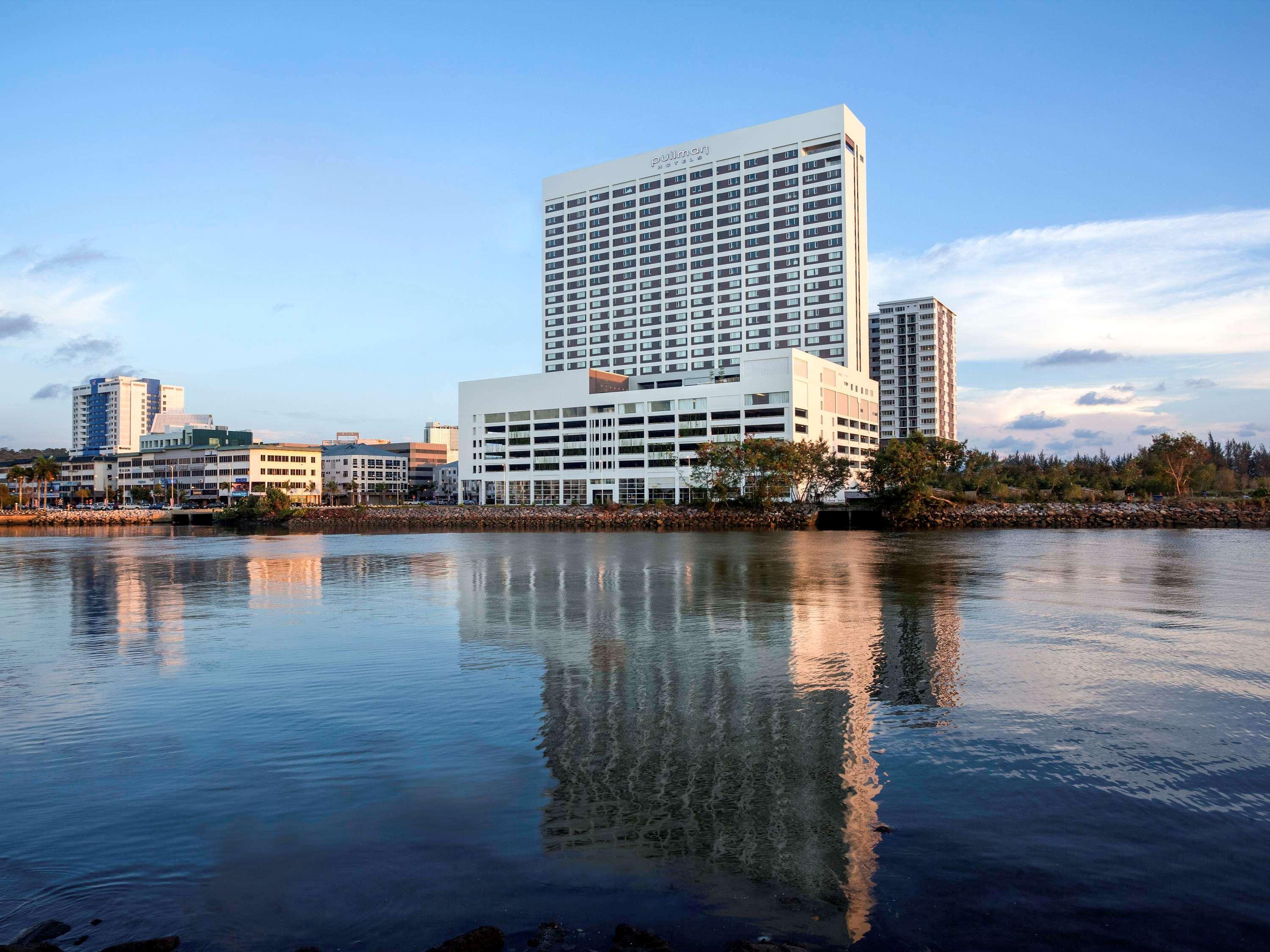 Hotel Pullman Miri Waterfront Exterior foto The Harbor Tower