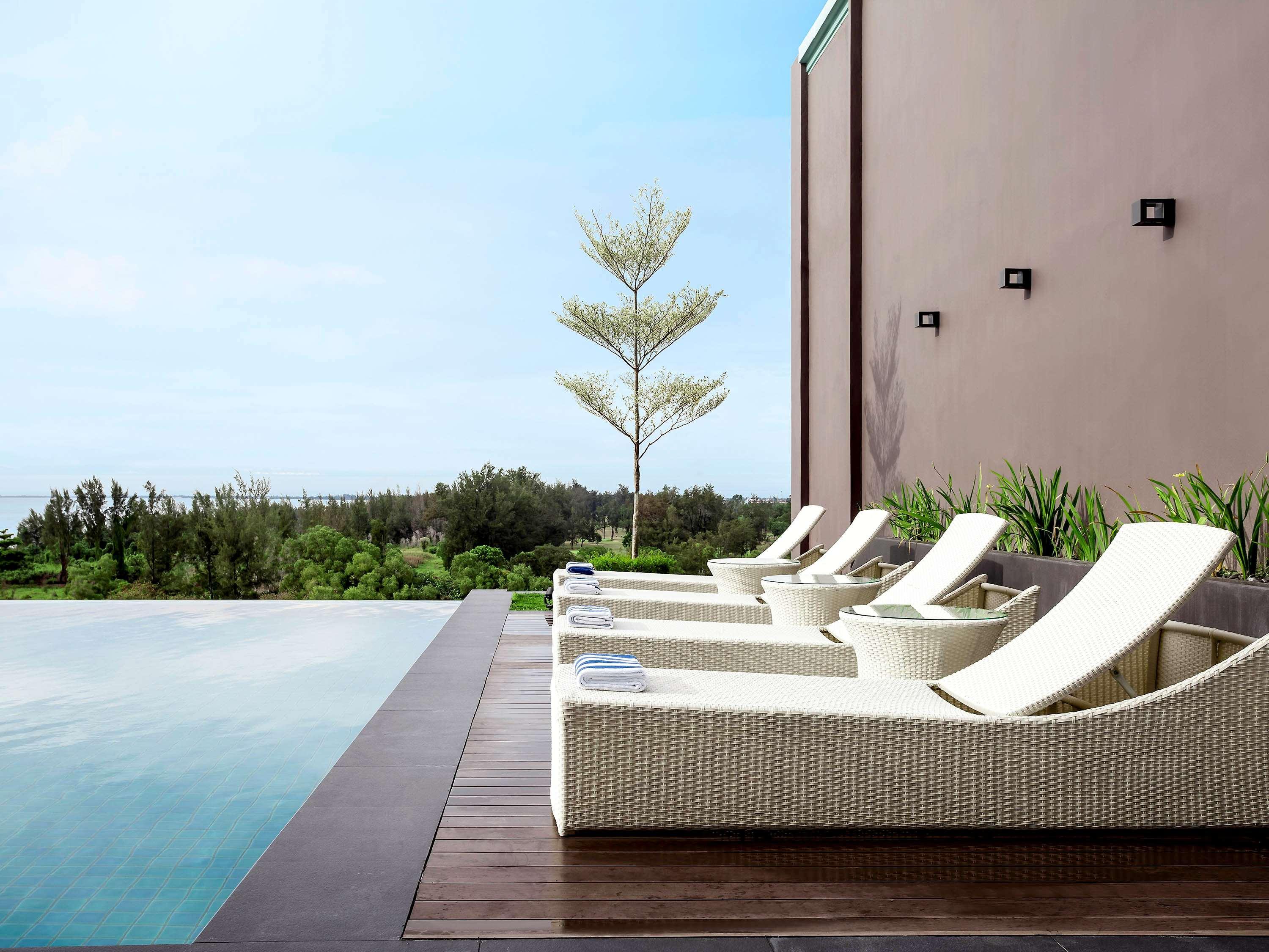 Hotel Pullman Miri Waterfront Exterior foto The pool at the hotel