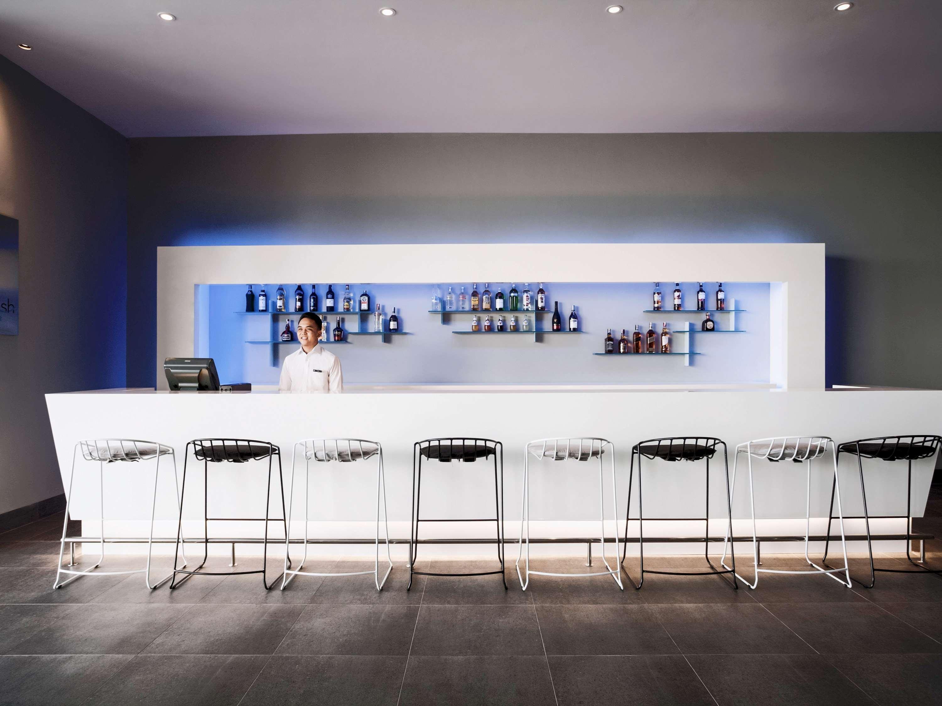 Hotel Pullman Miri Waterfront Exterior foto The bar at the lounge