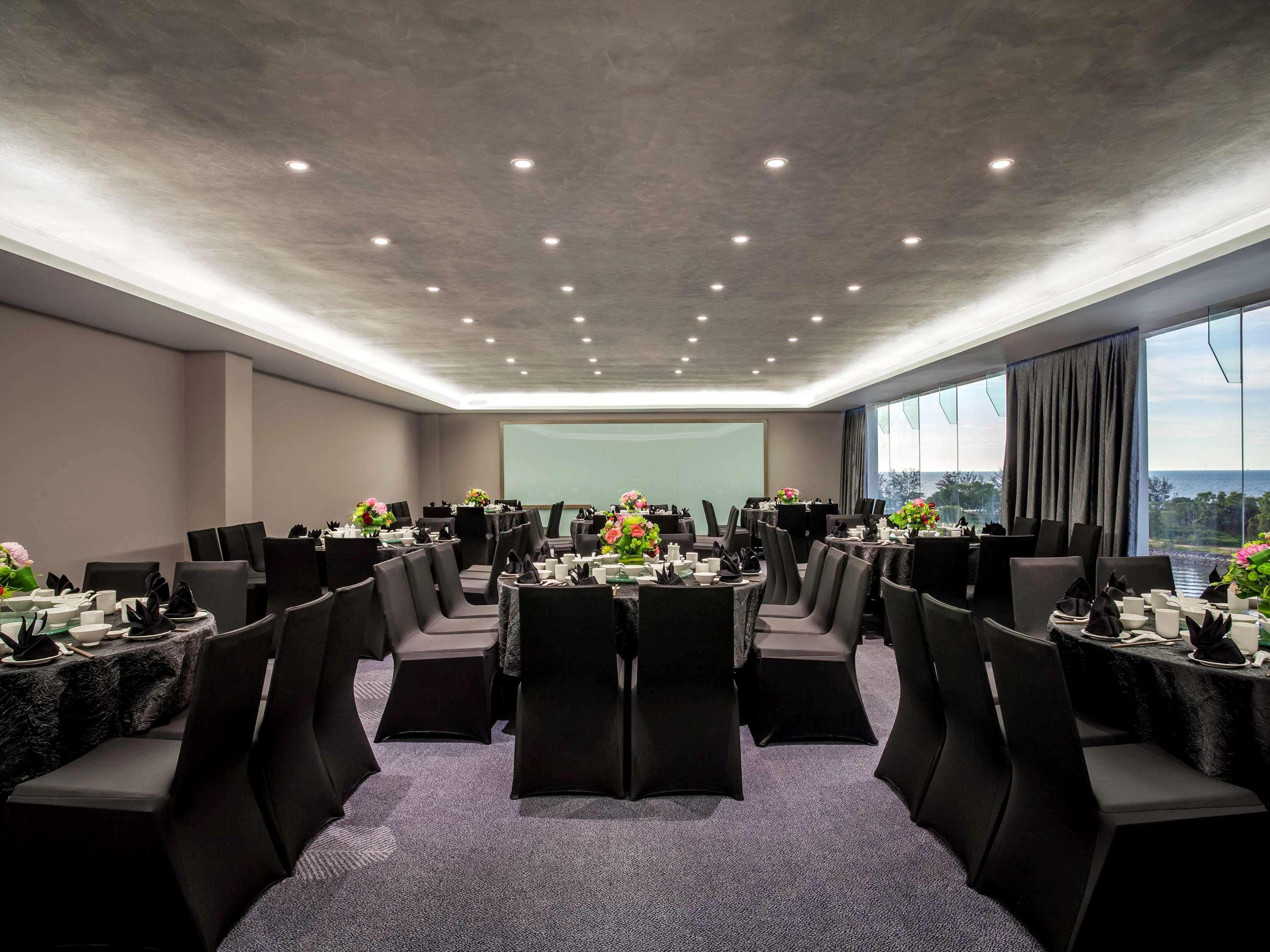 Hotel Pullman Miri Waterfront Exterior foto The meeting room