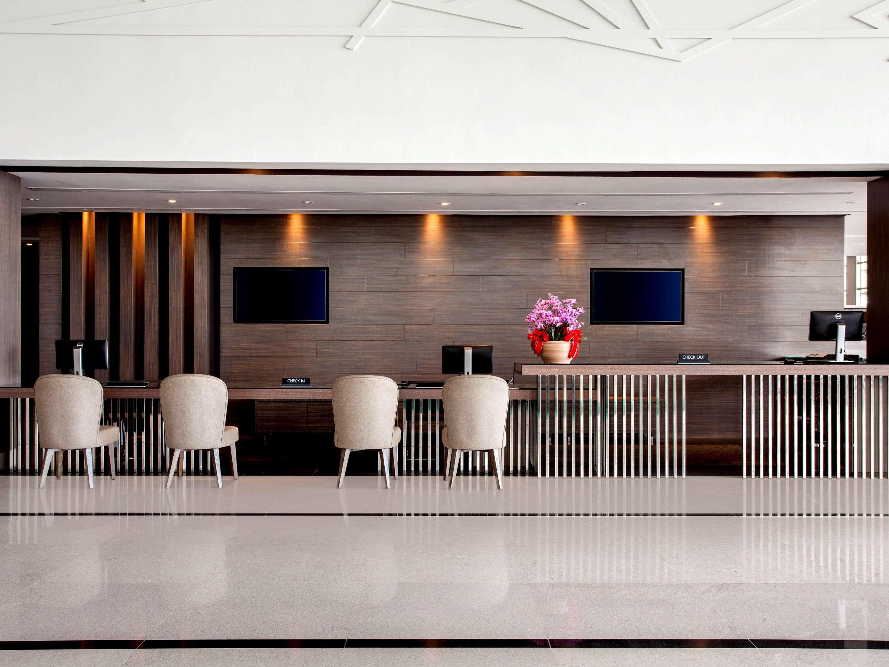 Hotel Pullman Miri Waterfront Exterior foto The lobby of the hotel