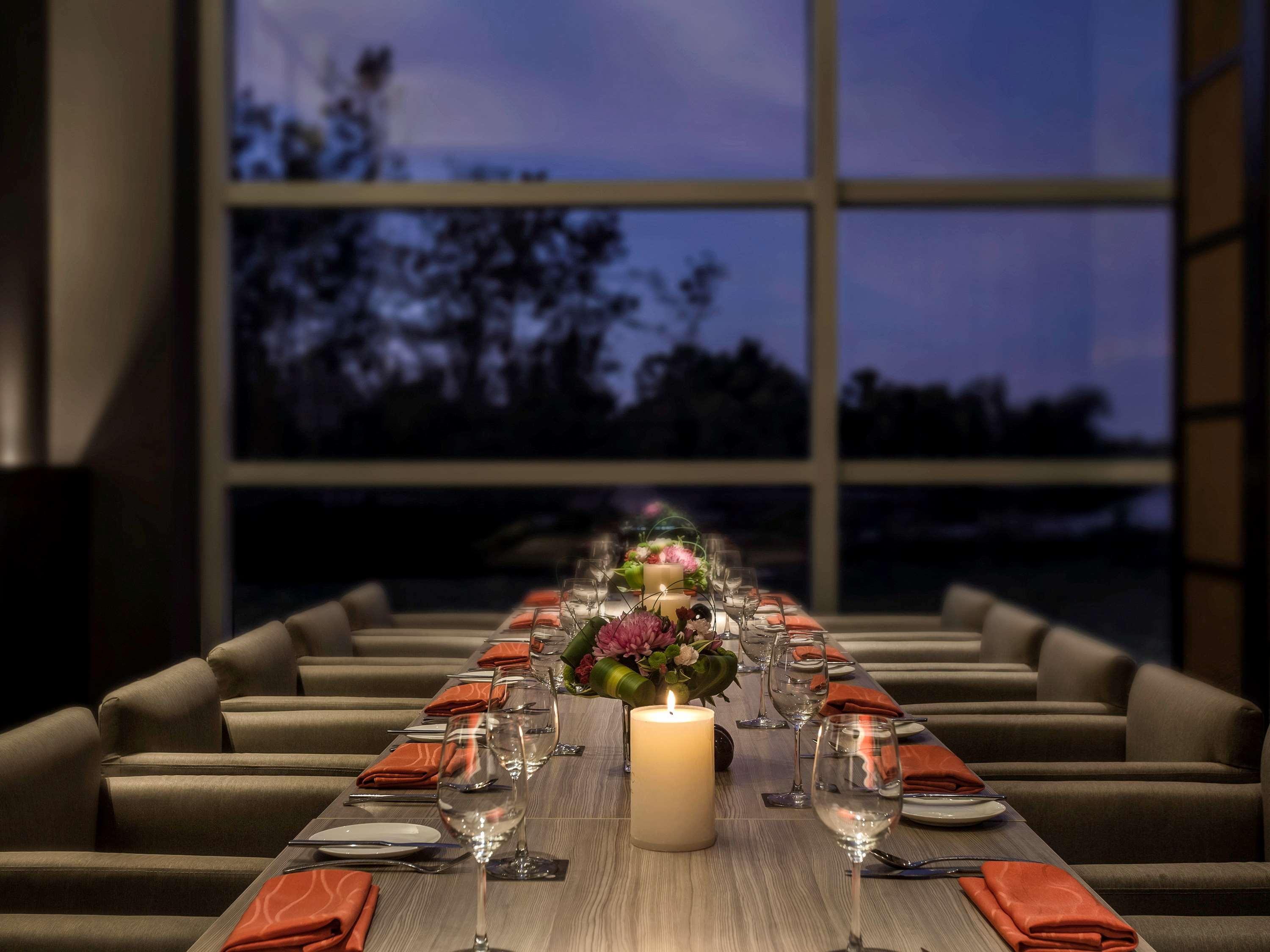 Hotel Pullman Miri Waterfront Exterior foto The Club at Changi Airport