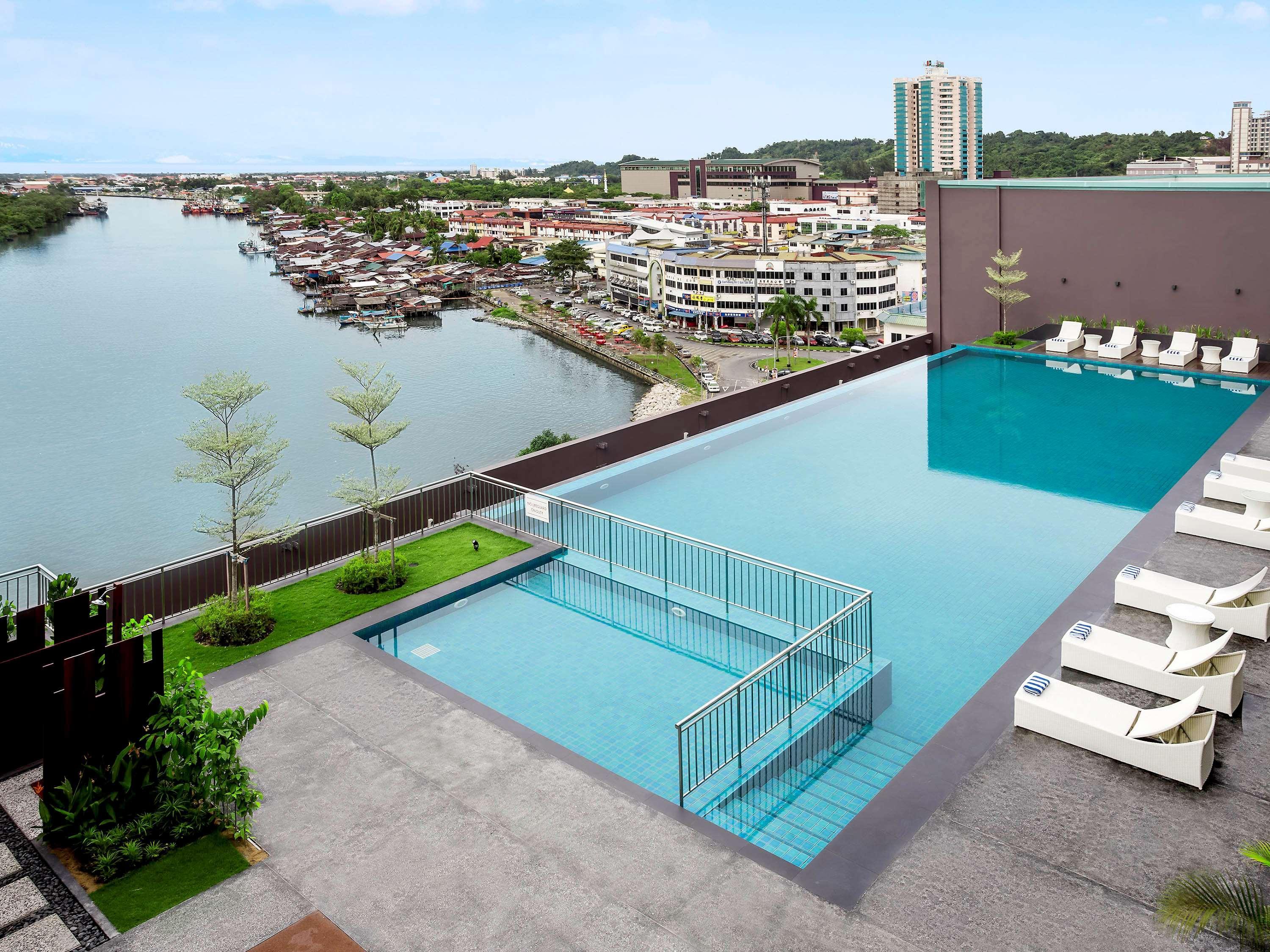 Hotel Pullman Miri Waterfront Exterior foto Infinity pool at the top of the hotel
