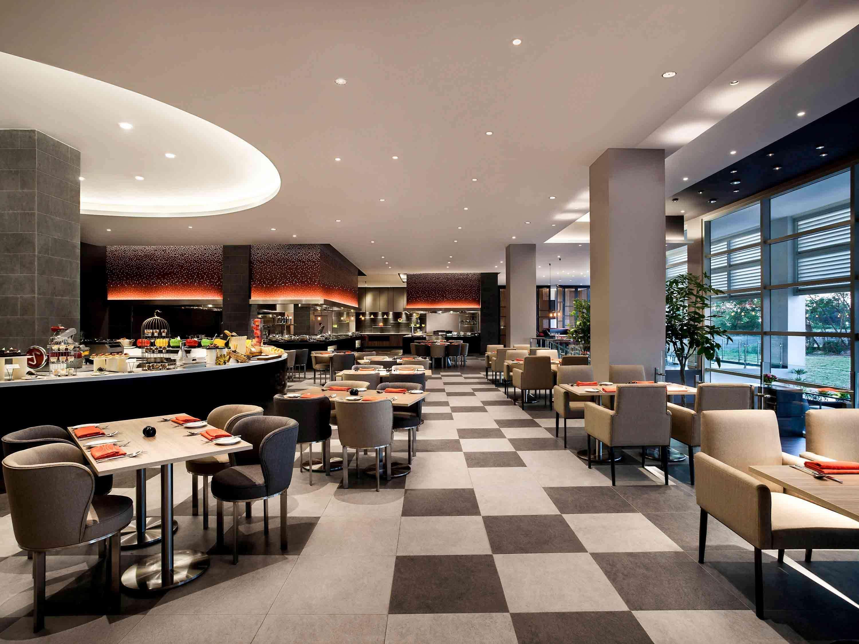 Hotel Pullman Miri Waterfront Exterior foto The restaurant