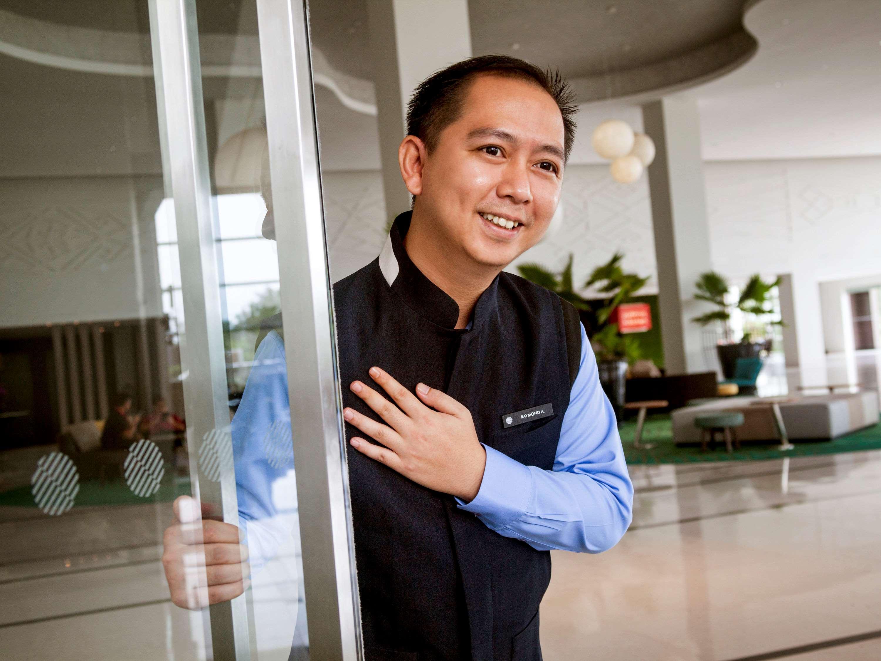 Hotel Pullman Miri Waterfront Exterior foto A doorman at a hotel in Vietnam