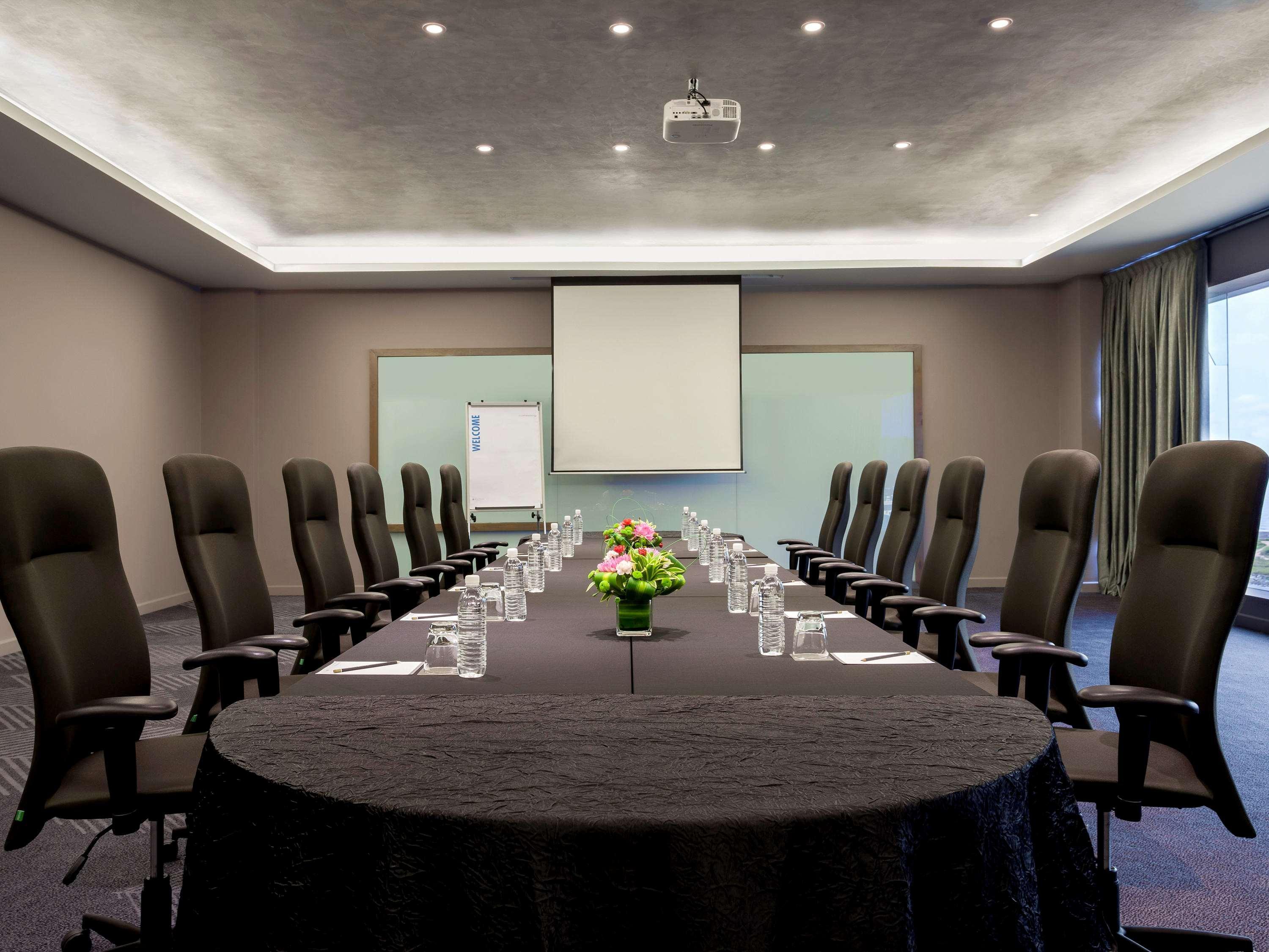 Hotel Pullman Miri Waterfront Exterior foto Meeting room