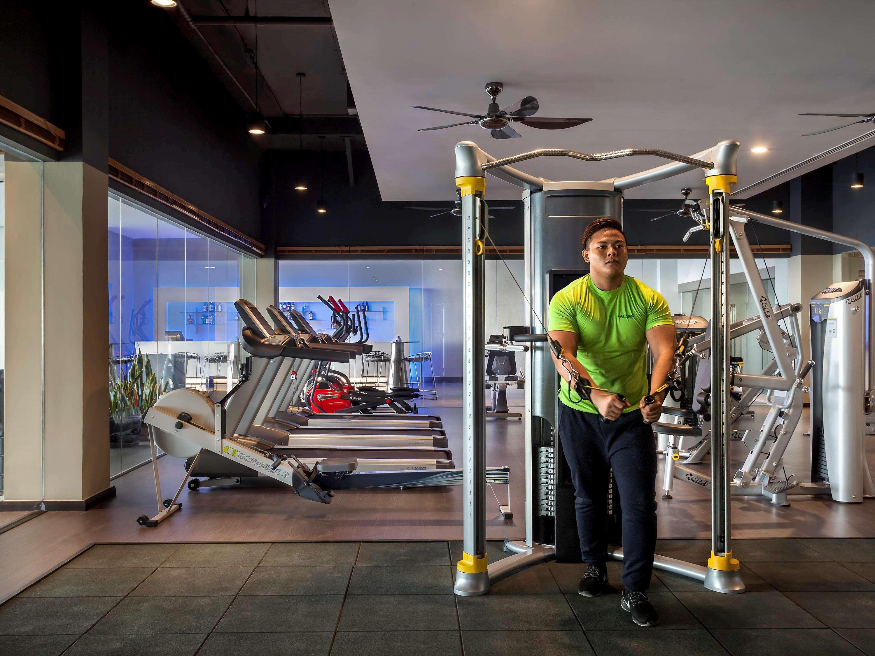 Hotel Pullman Miri Waterfront Exterior foto A man doing dips on a parallel bar