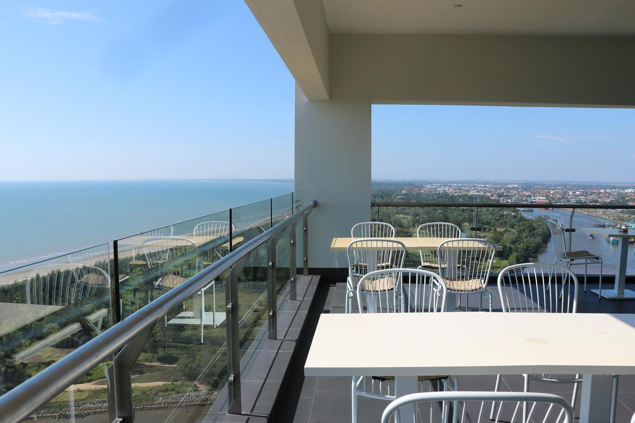 Hotel Pullman Miri Waterfront Exterior foto A balcony in Nha Trang, Vietnam