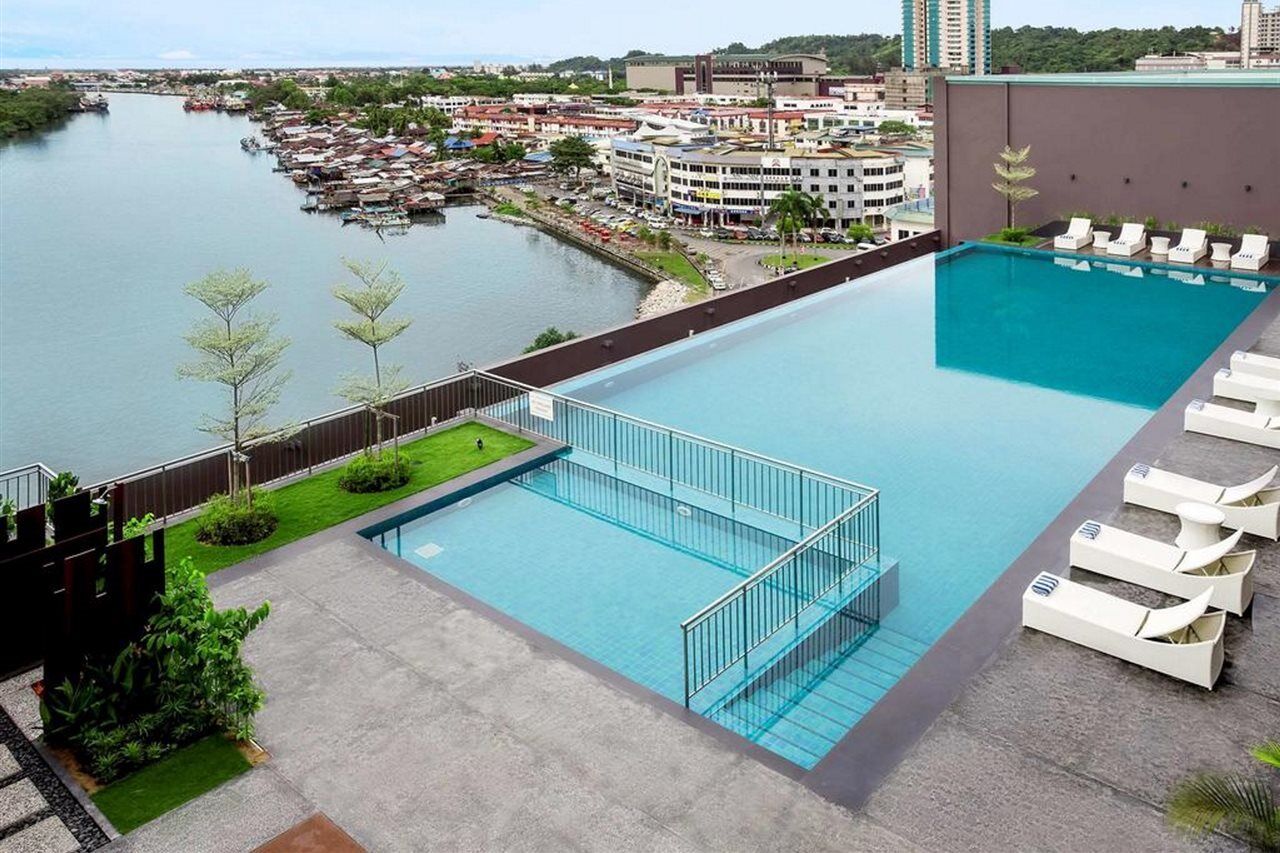 Hotel Pullman Miri Waterfront Exterior foto Infinity pool