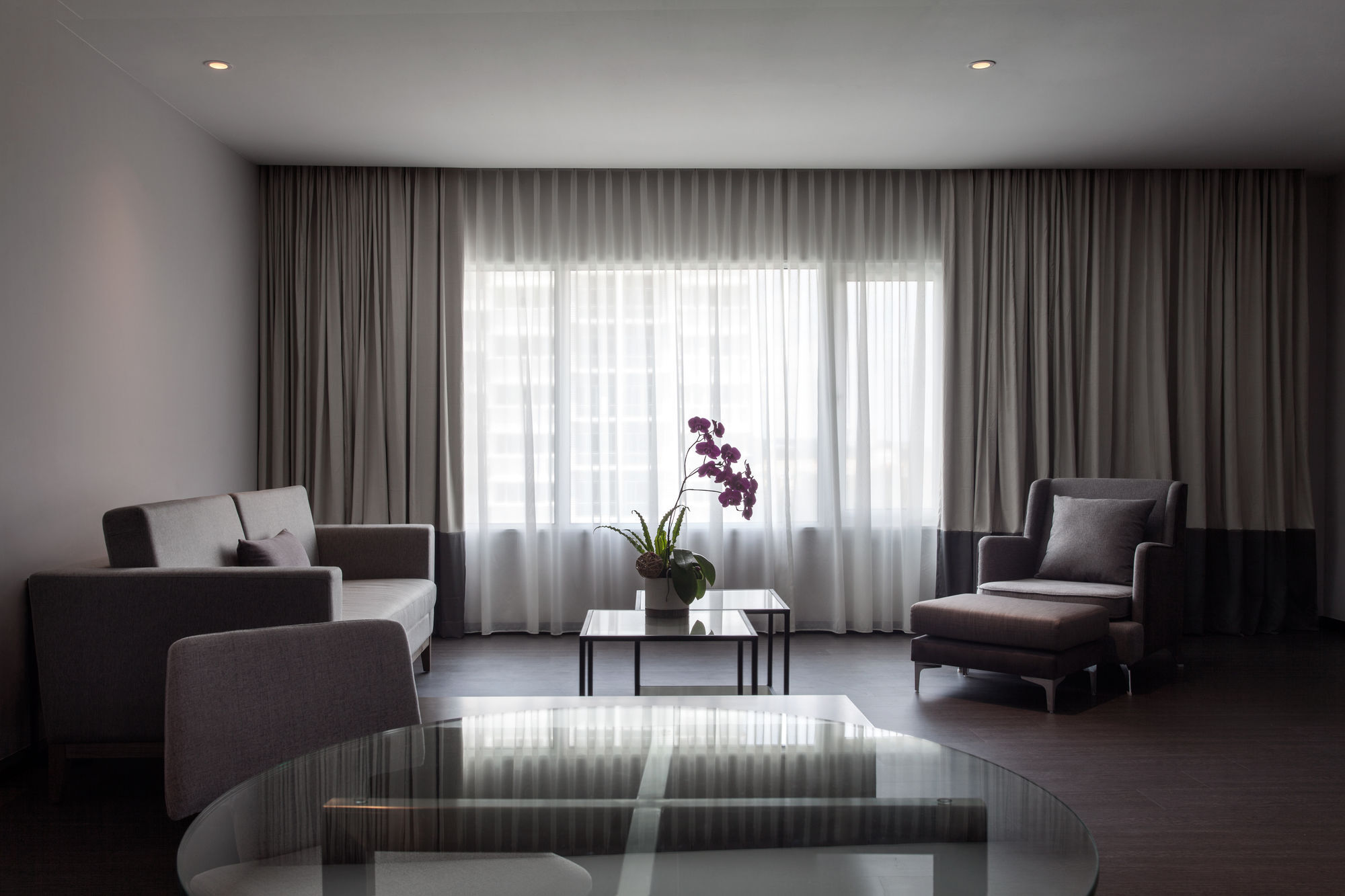 Hotel Pullman Miri Waterfront Exterior foto A living room with curtains