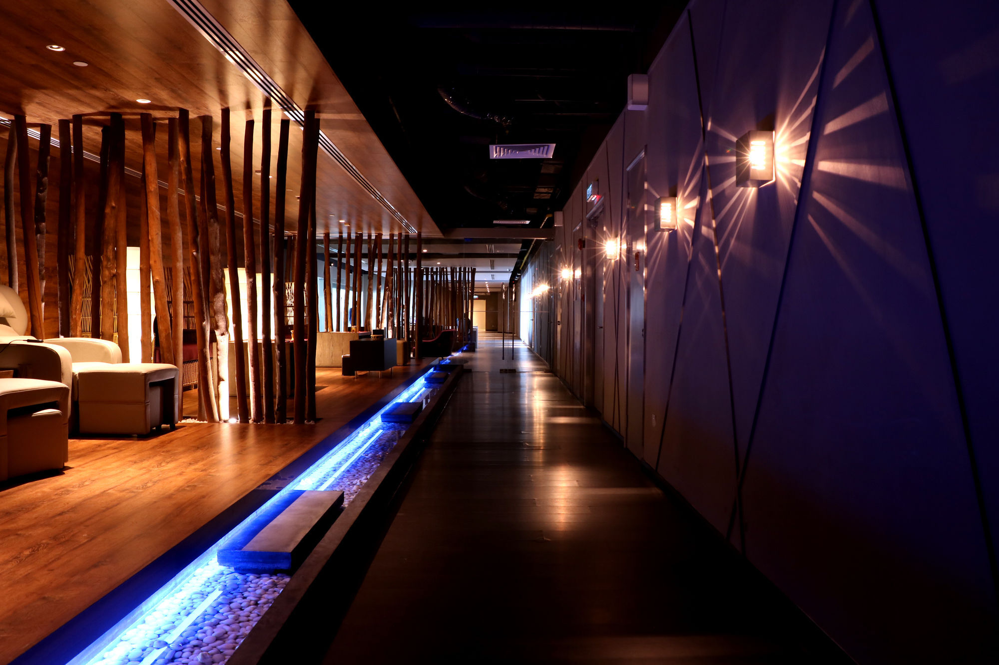 Hotel Pullman Miri Waterfront Exterior foto The interior of the airport's VIP lounge