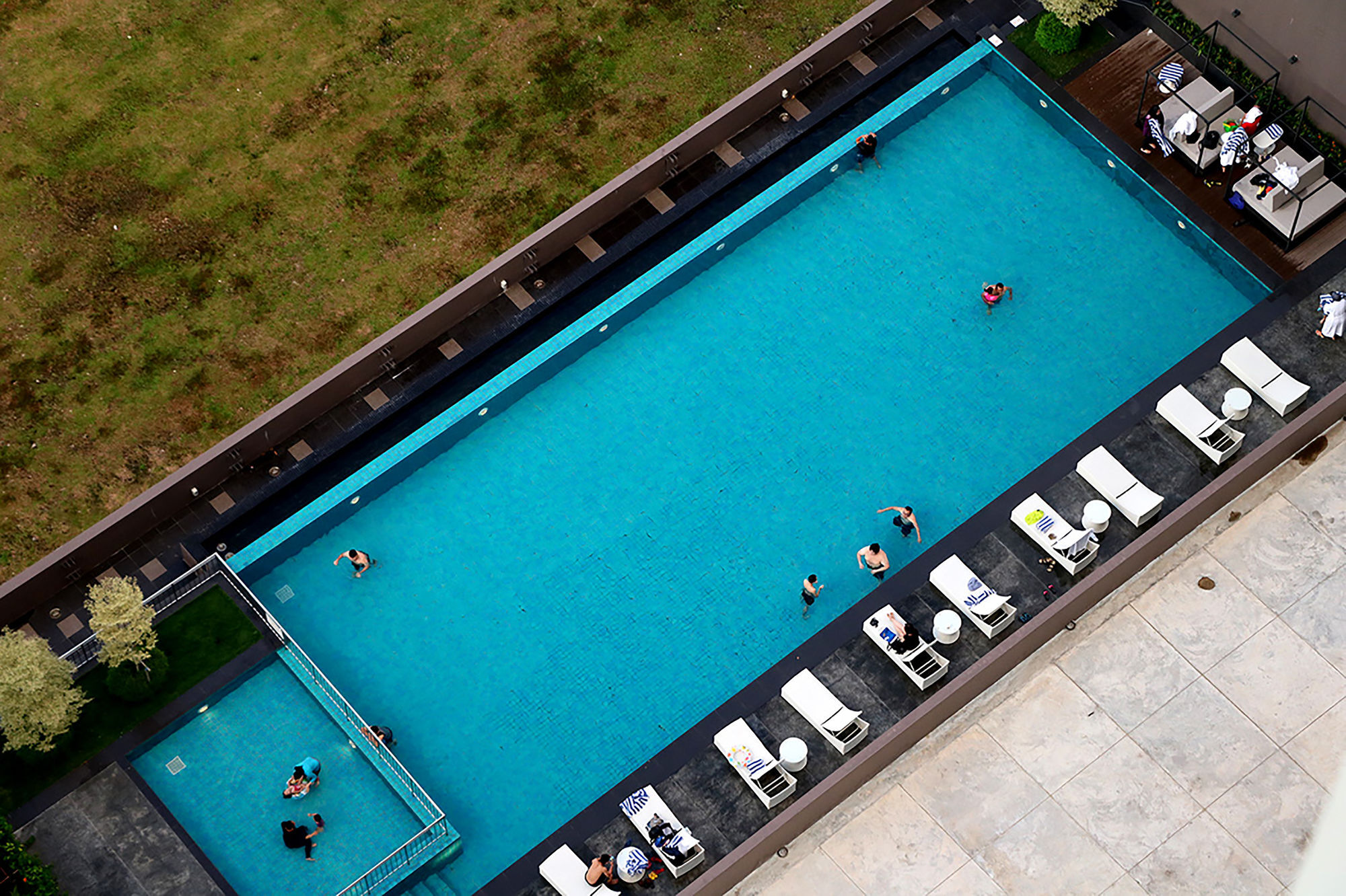 Hotel Pullman Miri Waterfront Exterior foto The pool at the hotel