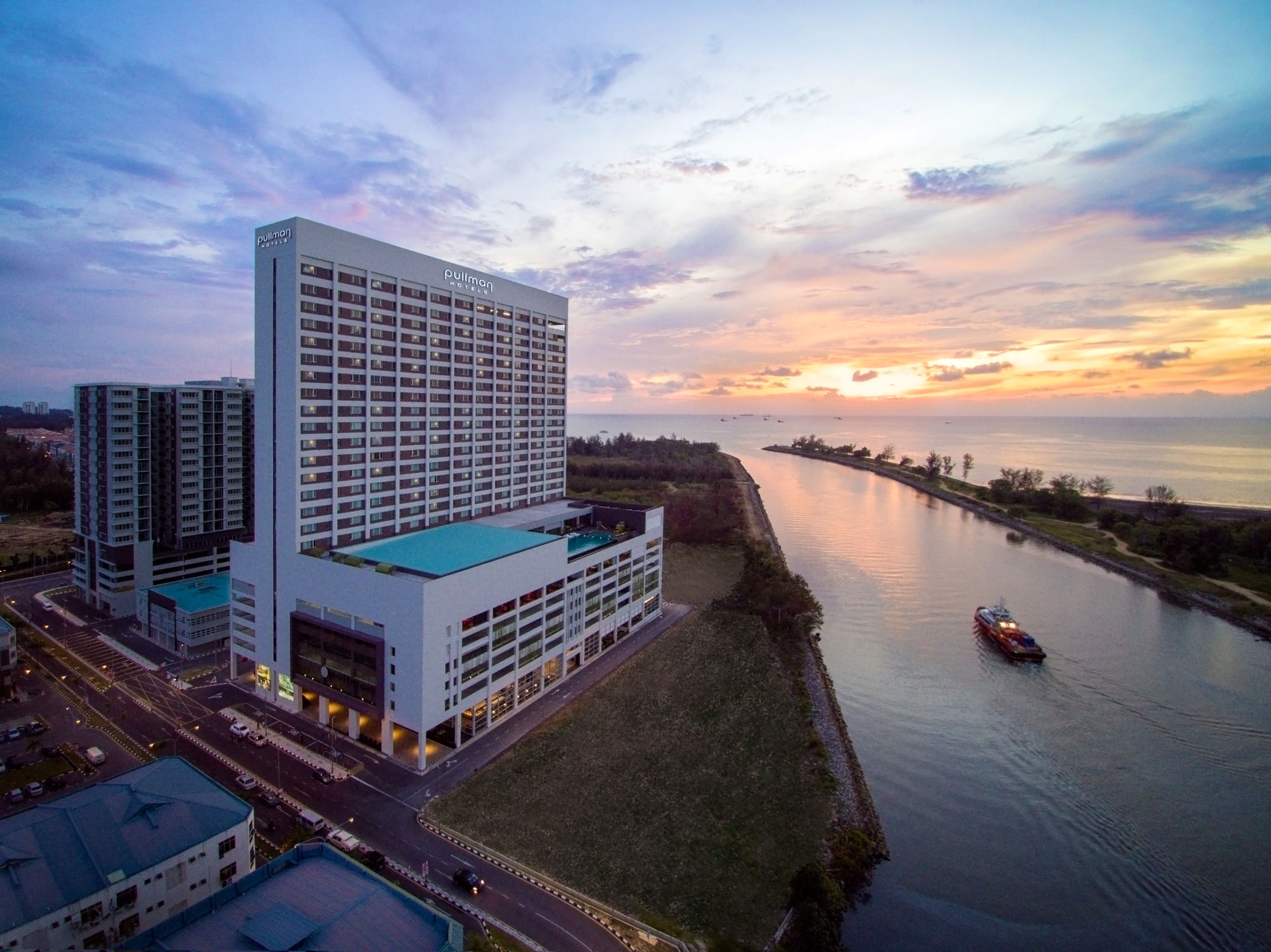 Hotel Pullman Miri Waterfront Exterior foto Aerial view of the hotel