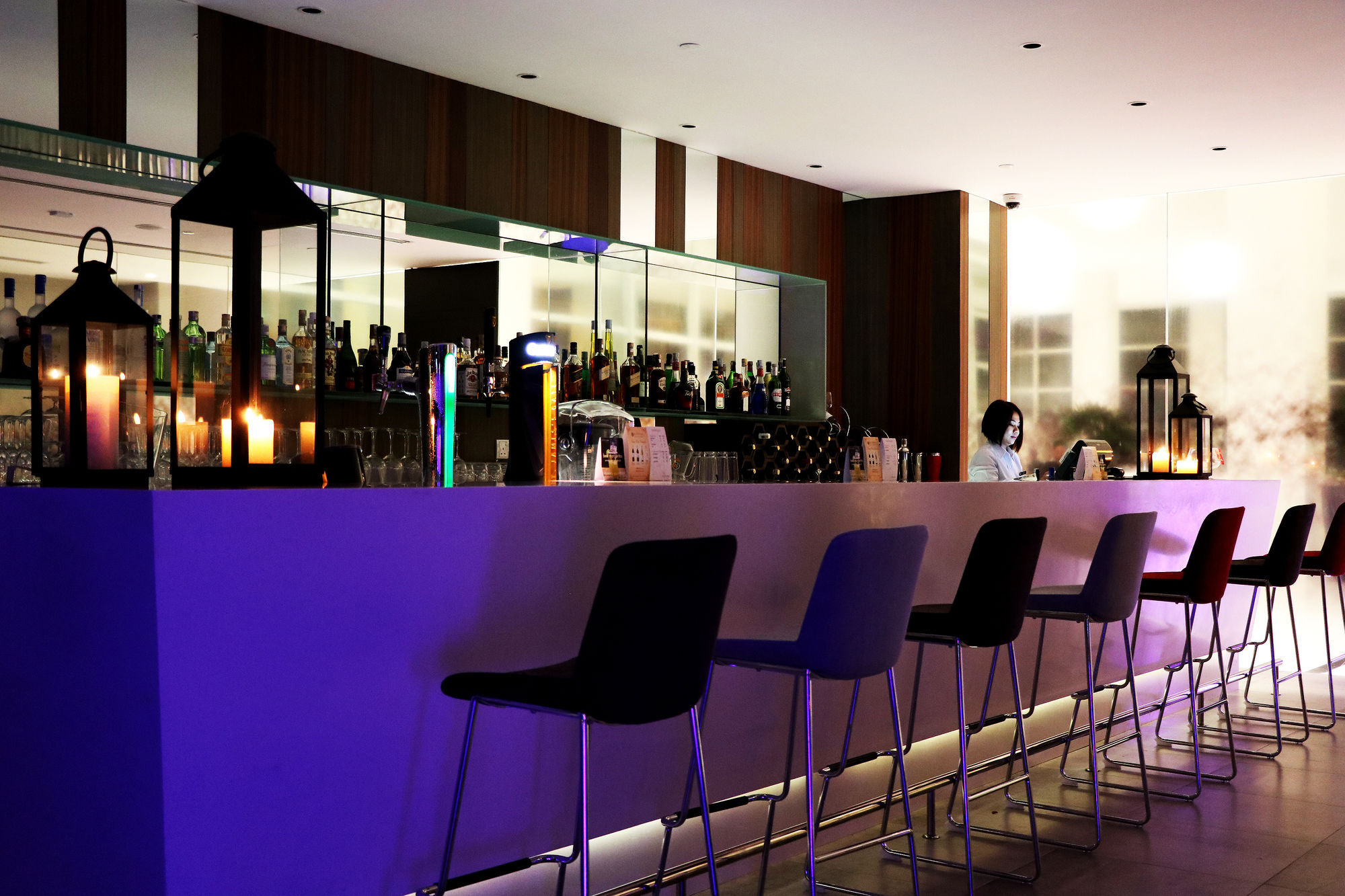 Hotel Pullman Miri Waterfront Exterior foto The bar at the 100 Queen's Gate