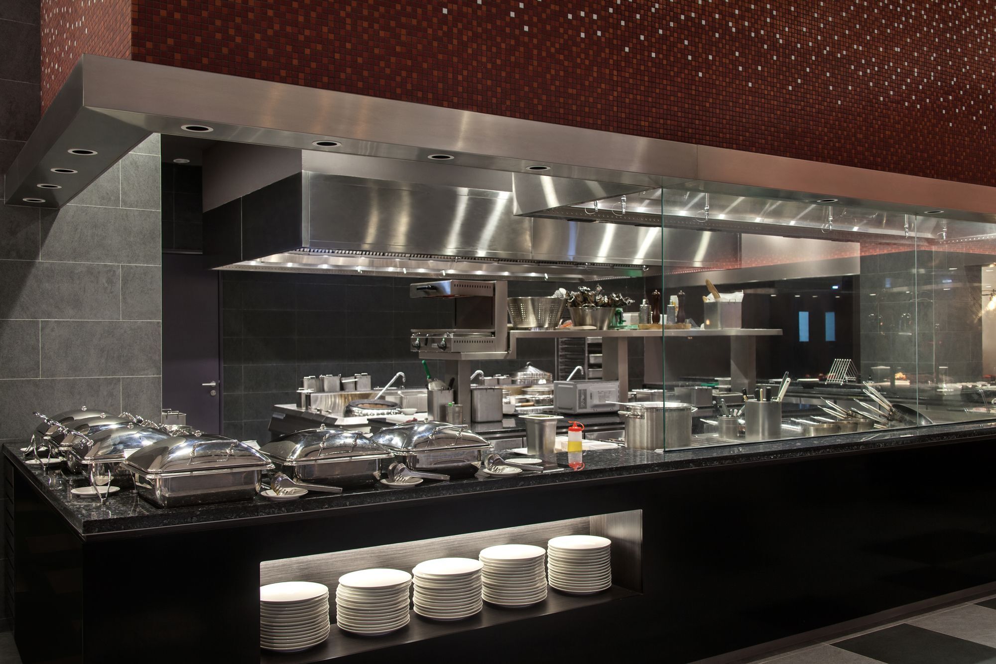 Hotel Pullman Miri Waterfront Exterior foto A buffet at a restaurant