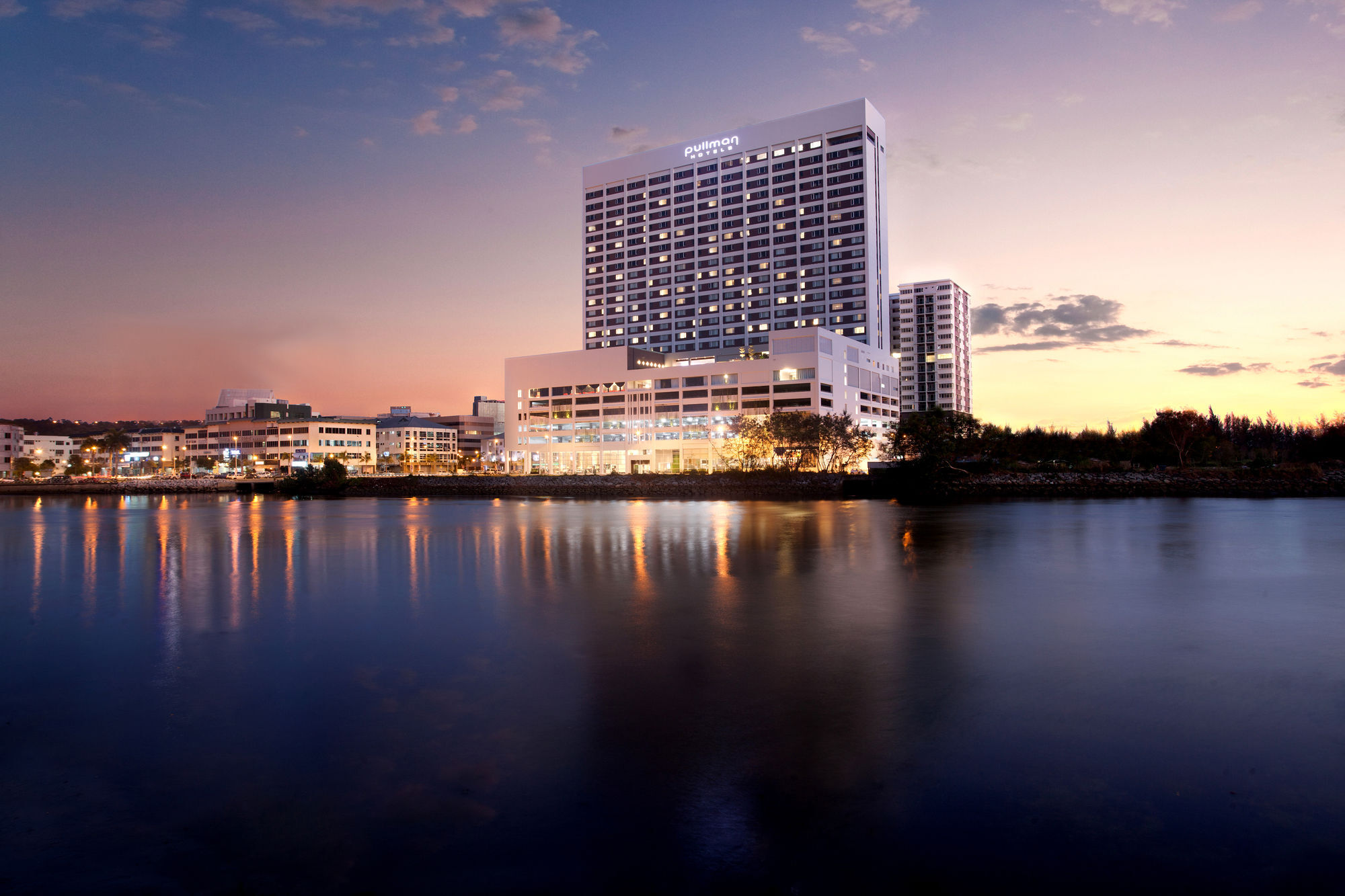 Hotel Pullman Miri Waterfront Exterior foto The Royal Thai Navy Hospital