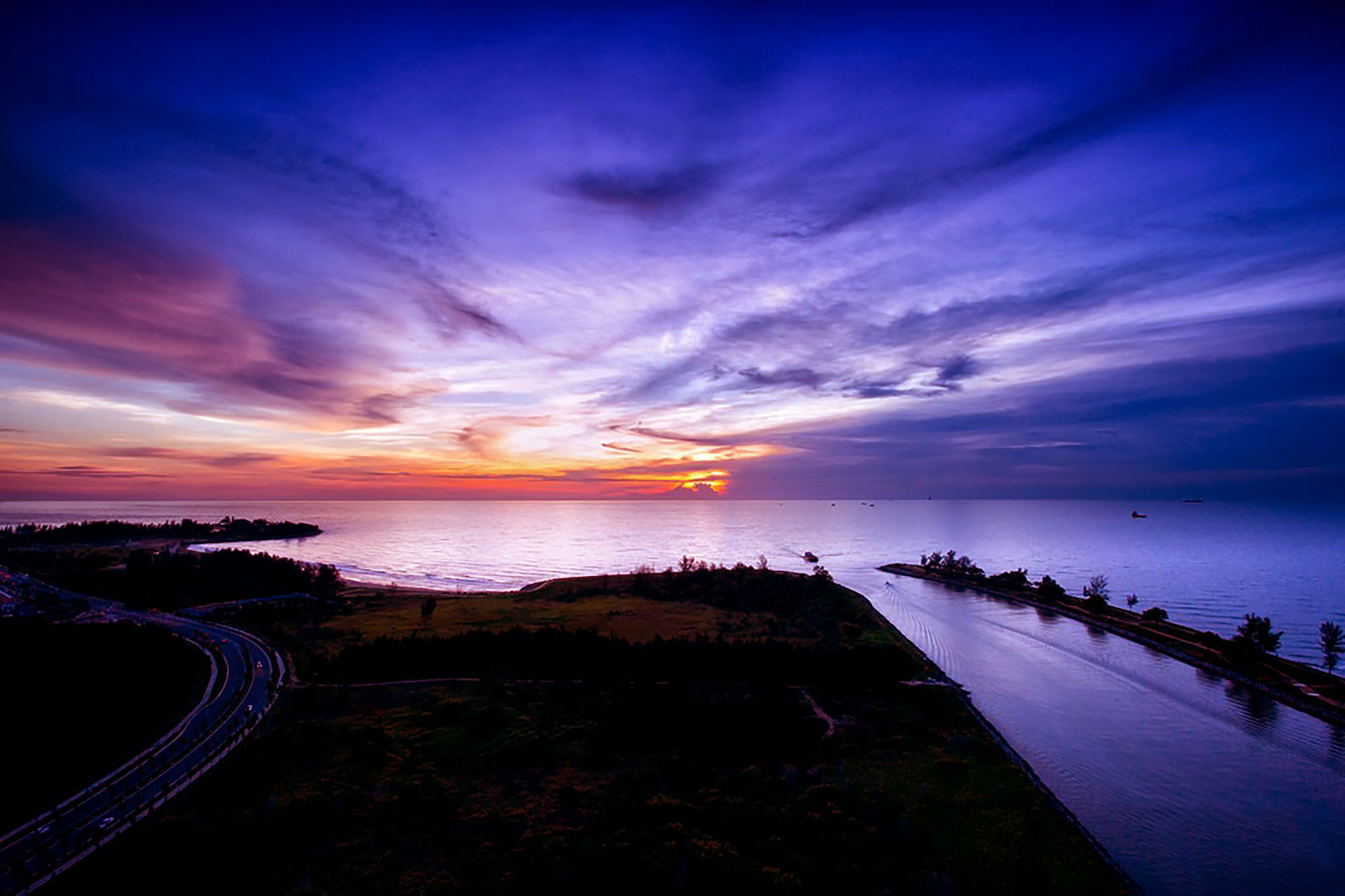 Hotel Pullman Miri Waterfront Exterior foto Sunset at the mouth of the river