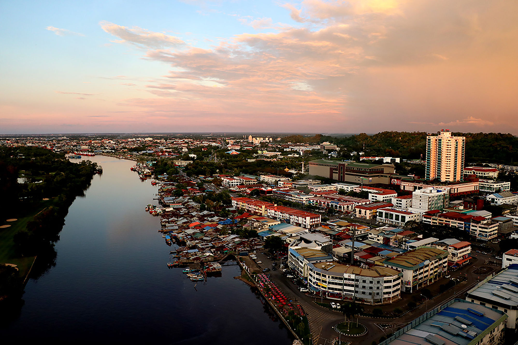 Hotel Pullman Miri Waterfront Exterior foto Aerial view of La Paz