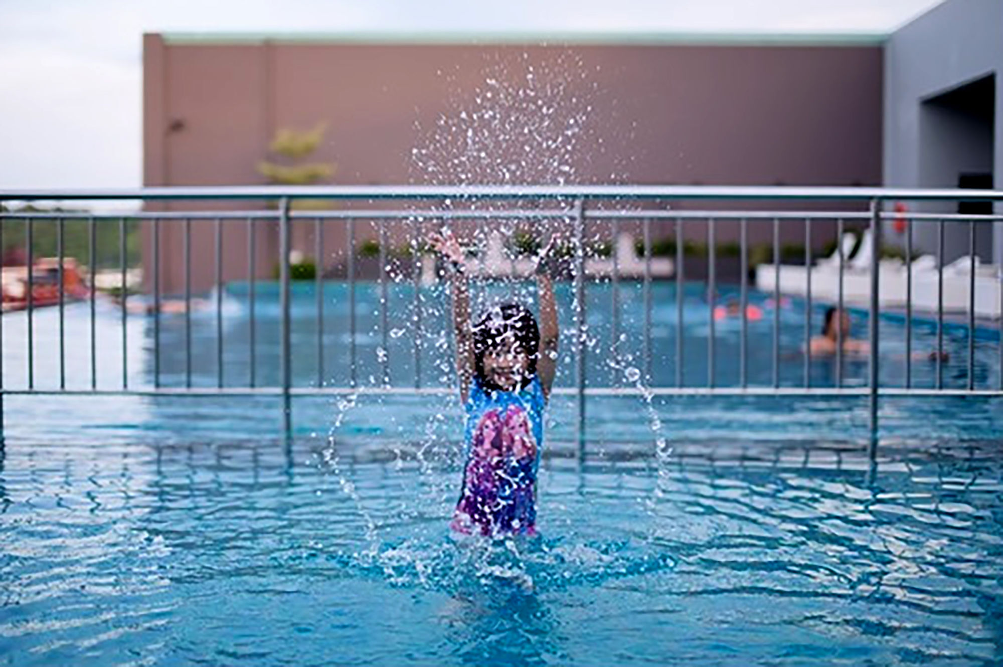 Hotel Pullman Miri Waterfront Exterior foto Swimming pool at the hotel