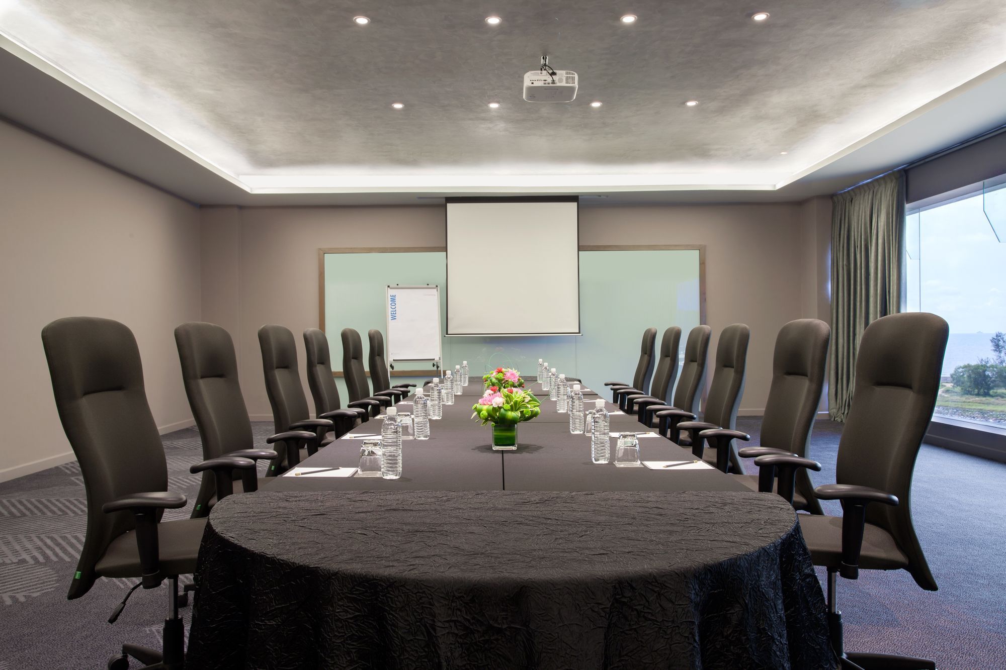 Hotel Pullman Miri Waterfront Exterior foto Meeting room