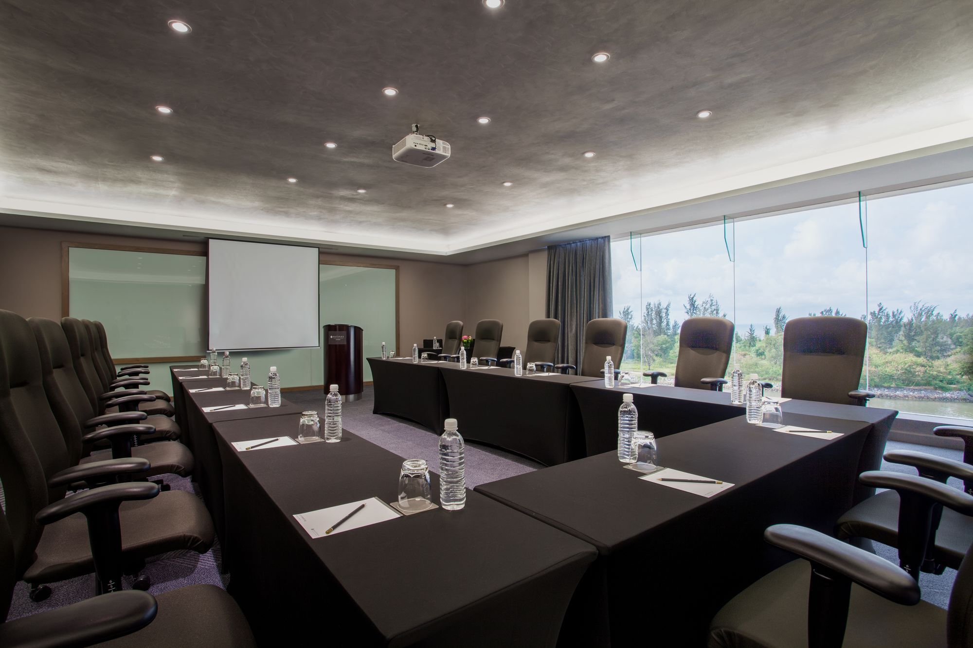 Hotel Pullman Miri Waterfront Exterior foto Meeting room