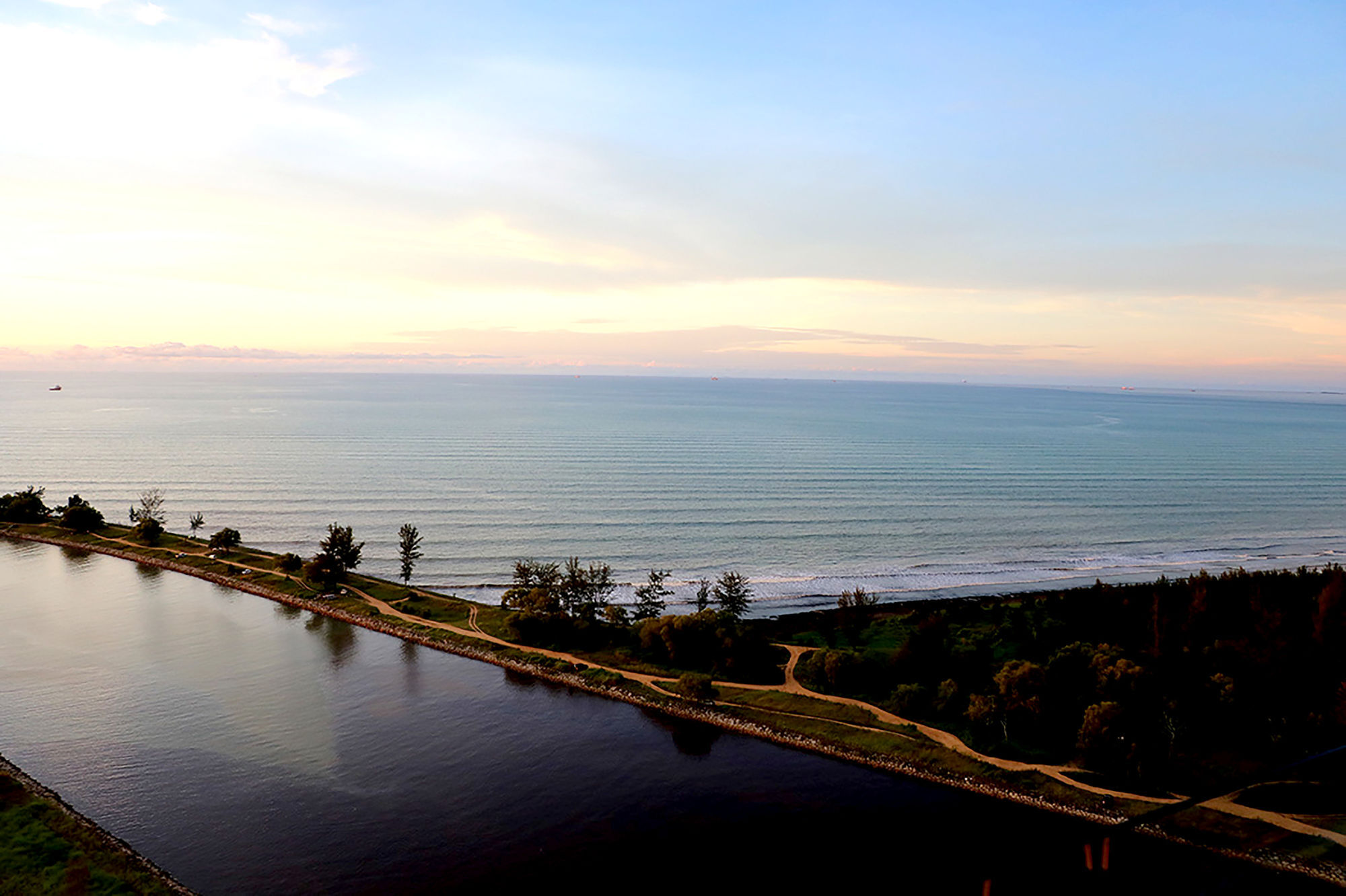 Hotel Pullman Miri Waterfront Exterior foto View of the Atlantic Ocean from the top of the lighthouse