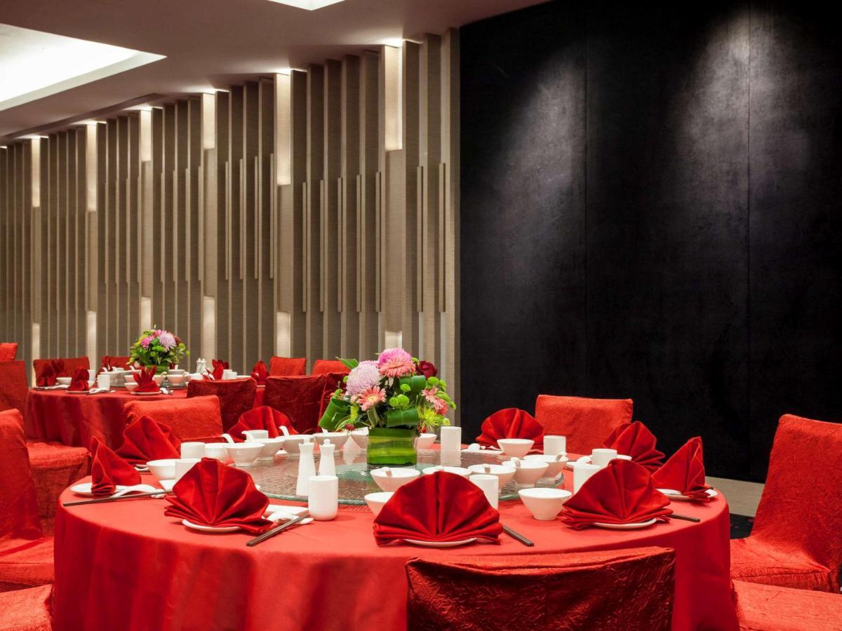 Hotel Pullman Miri Waterfront Exterior foto A banquet hall in a hotel