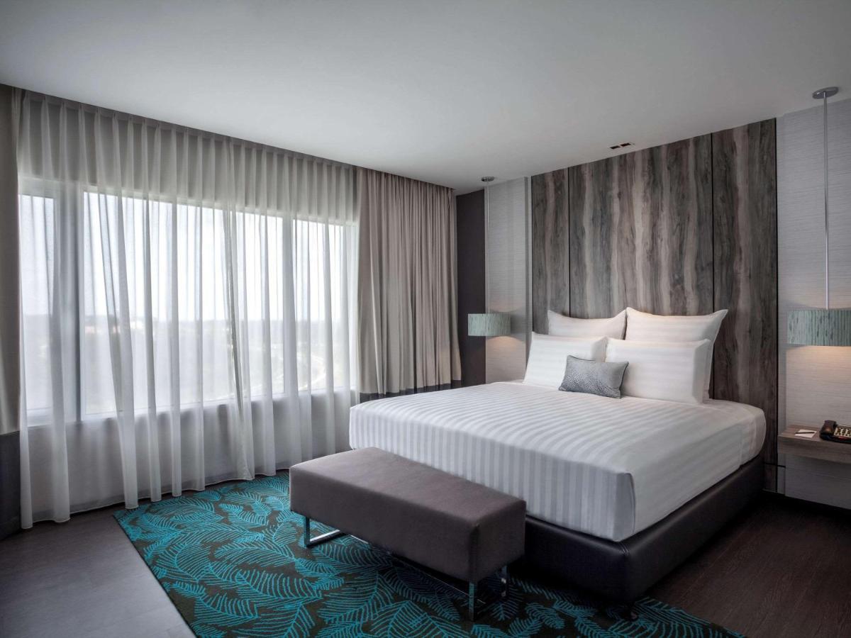 Hotel Pullman Miri Waterfront Exterior foto A bedroom at the hotel